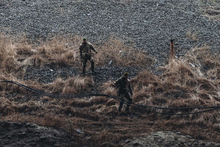 Dos soldados caminan por una ladera en Kiev, el 2 de marzo de 2022, en Kiev. (Foto Diego Herrera - Europa Press)