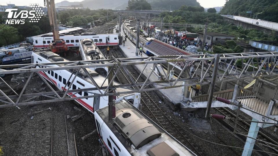 6432次普悠瑪列車21日不幸出軌翻車，死傷慘重。圖／中央社