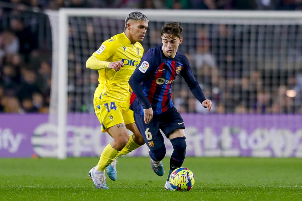 BARCELONA, SPAIN - FEBRUARY 19: Gavi (R) of FC Barcelona in action against Brian (L) of Cadiz CF during the Spanish league football match between FC Barcelona and Cadiz CF at the Camp Nou stadium in Barcelona on February 19, 2023. (Photo by Adria Puig/Anadolu Agency via Getty Images)