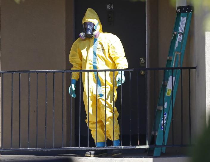 A worker wearing hazardous material suit arrives at the apartment unit where a man diagnosed with the Ebola virus was staying in Dallas, Texas, October 3, 2014. (REUTERS/Jim Young)