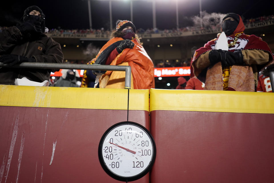 Un termómetro muestra las condiciones en el Arrowhead Stadium el sábado 13 de enero de 2024, en el partido entre los Chiefs de Kansas City y los Dolphins de Miami (AP Foto/Charlie Riedel)