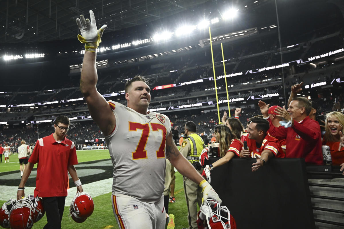 Wylie leaves Chiefs for Commanders