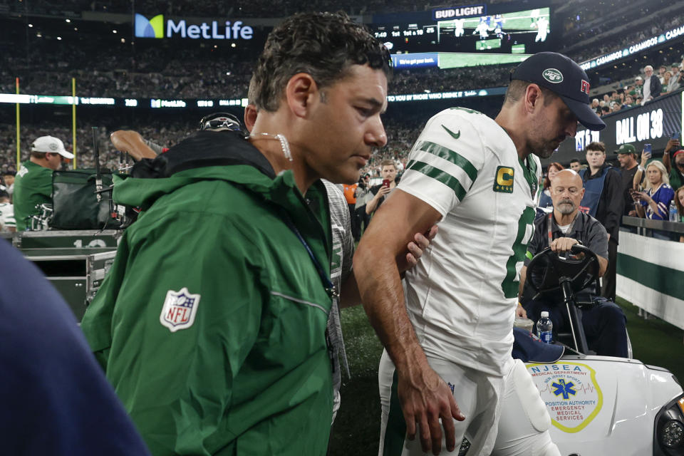 Aaron Rodgers (8), quarterback de los Jets de Nueva York, es atendido en el campo durante el primer cuarto del partido de la NFL en contra de los Bills de Buffalo, el lunes 11 de septiembre de 2023, en East Rutherford, Nueva Jersey. (AP Foto/Adam Hunger)