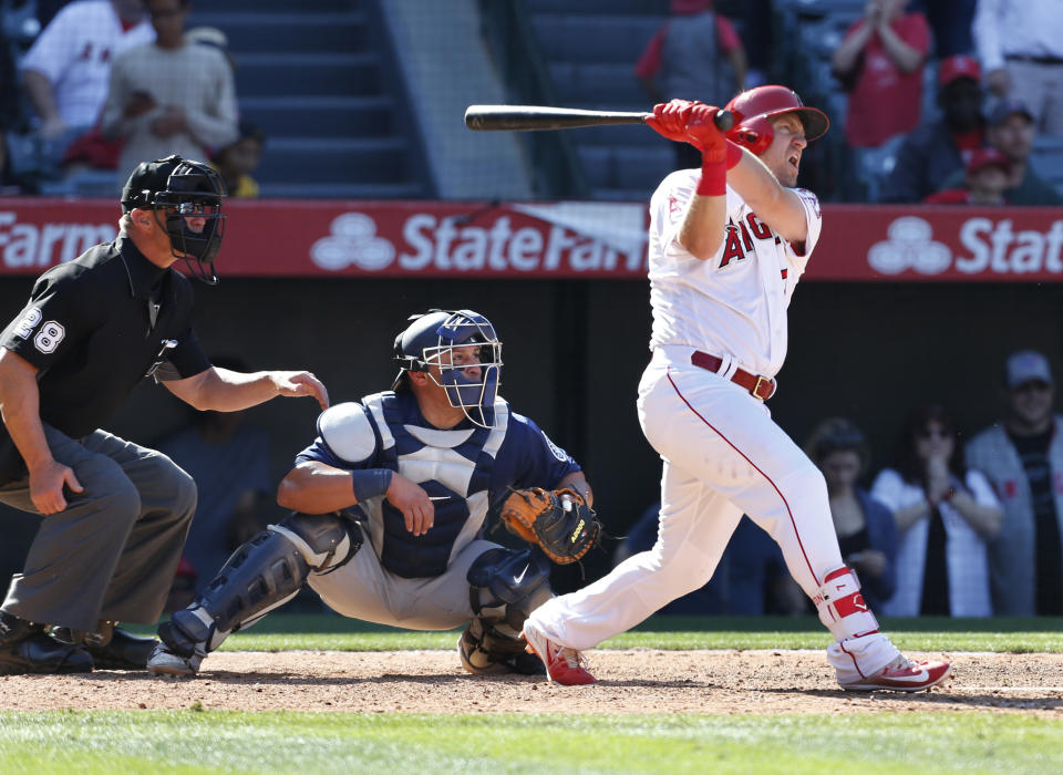 Los Angeles Angels' Cliff Pennington (7) hits the game winning single in the ninth inning of a baseball game against the Seattle Mariners, Sunday, April 9, 2017, in Anaheim, Calif. The Angels won 10-9 (AP Photo/Christine Cotter)