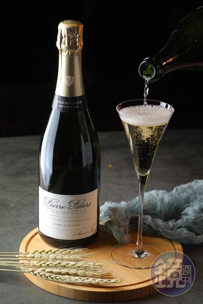 帶青檸檬酸香的「Pierre Peters Cuvee de Reserve Grand Cru Blanc De Blancs Brut」有明亮感。（2,400元／瓶）