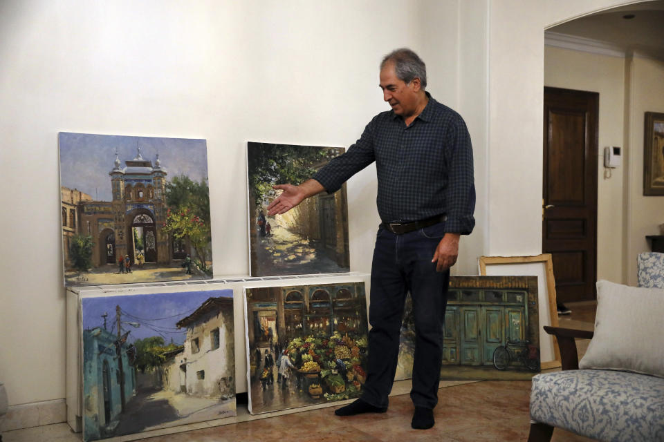 El pintor Hassan Naderali muestra parte de su arte en su casa en Teherán, Irán, el lunes 20 de junio de 2022. (Foto AP/Vahid Salemi)