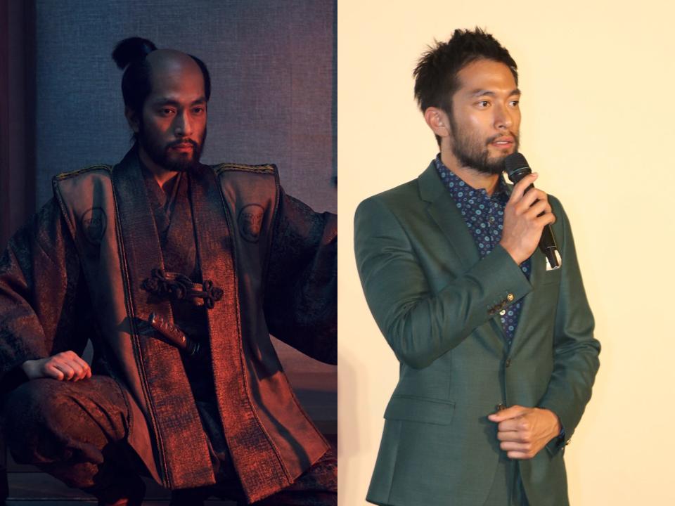left: buntaro in dark robes, with a top knot and shaved top of his head; right: shinnosuke abe in a green suit and blue shirt, standing and holding a microphone