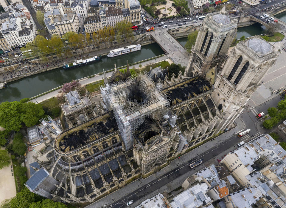 En esta imagen proporcionada por Gigarama.ru el miércoles 17 de abril de 2019, una vista aérea de los daños causados por el incendio en la capital de Notre Dame, en París, el martes 16 de abril de 2019. . (Gigarama.ru via AP)