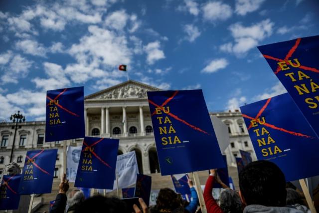 Um protesto contra a descriminalização da eutanásia convocado em 20 de fevereiro de 2020 em frente ao Parlamento Português, em Lisboa