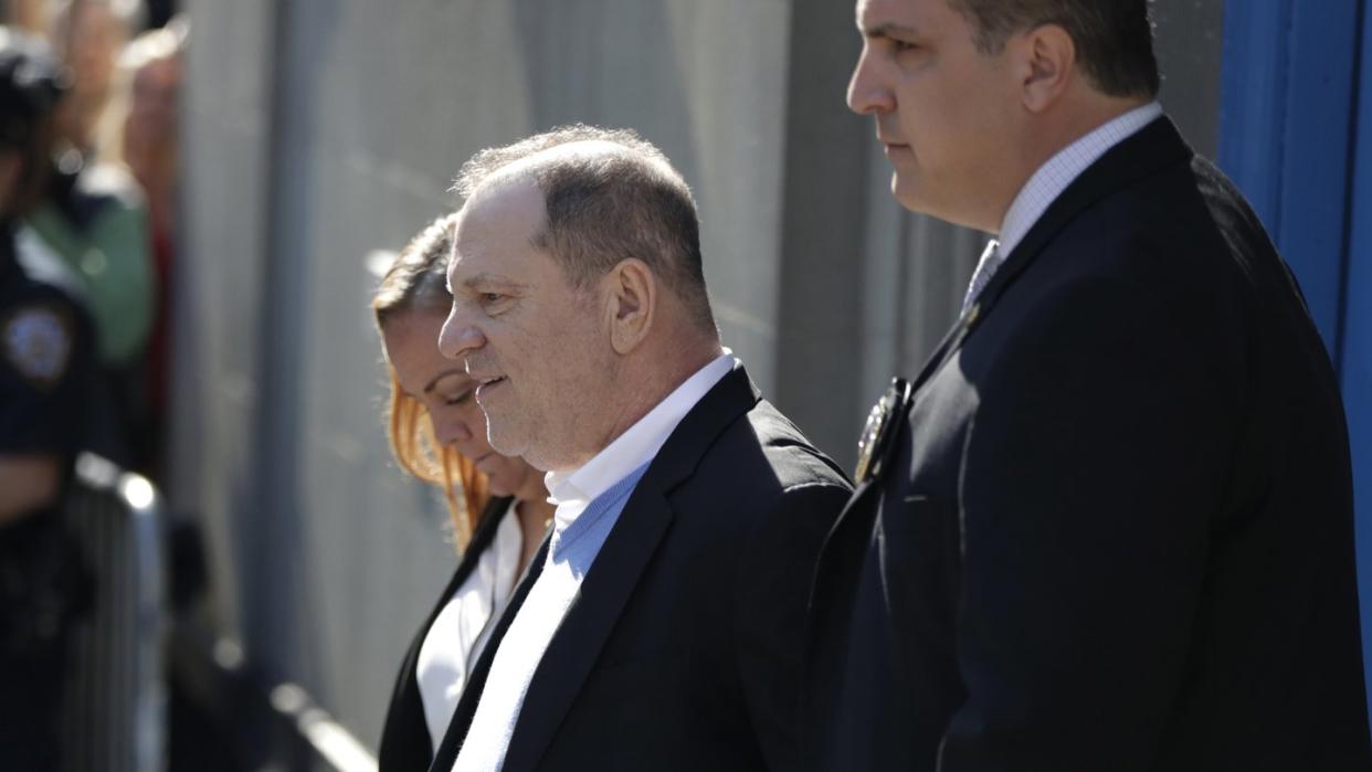 Harvey Weinstein verließ das Gebäude der New Yorker Polizei in Handschellen. Foto: Julio Cortez/AP