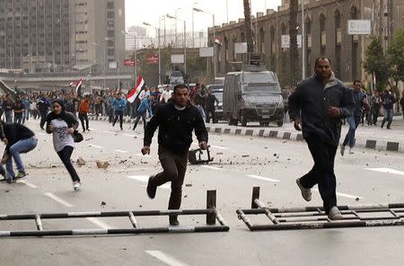 Anti-government protesters run as police arrive during their attempt to walk into Tahrir square in Cairo January 25, 2015. REUTERS/Asmaa Waguih