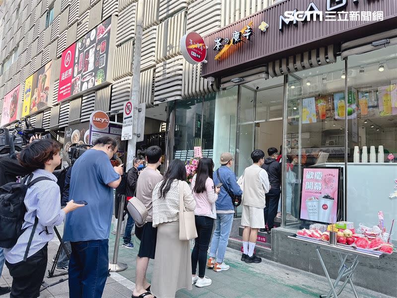 手搖飲南霸天「茶の魔手」台北首店開幕，不少民眾在8點還沒開門時就來排隊卡位。（圖／記者劉沛妘攝影）