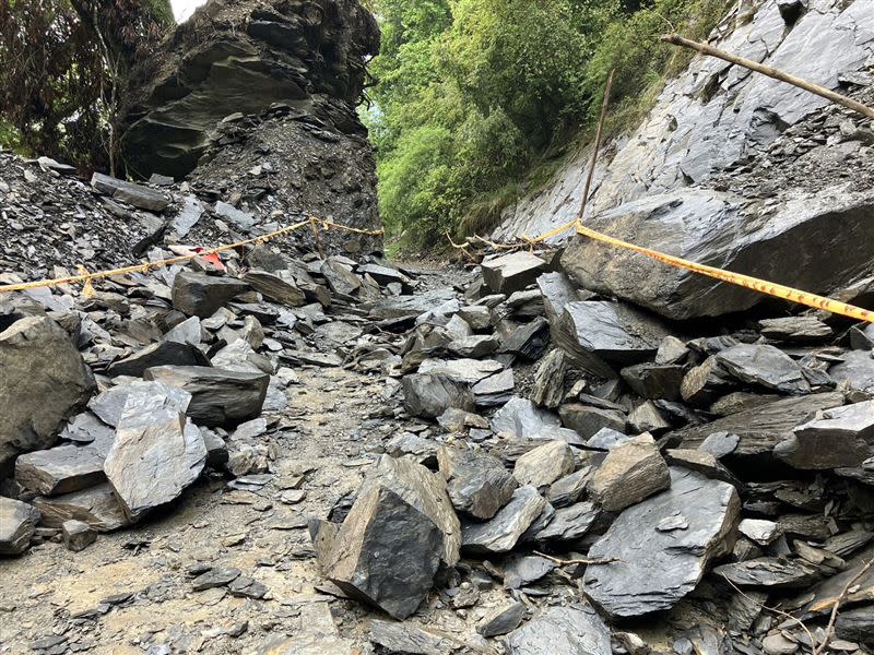 大鹿林道東線5.2K地質脆弱，4月才剛開放通車，又因一場豪大雨土石崩塌。(圖／翻攝畫面)