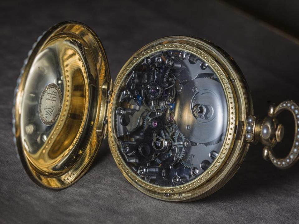 ●「播喊」大八件百花圖琺瑯彩繪懷錶，18K金材質，年代約1820年，估價約200萬元 這只懷錶我收藏了約15年之久，是罕見的八日鍊鋼製機芯大八件懷錶，連機芯零件也剛好分成八大塊，很多大八件其實都沒有剛好八塊零件來著的，品相也非常的完整。這只懷錶之前被一個熟客求售，後來坳不過只好賣他，但沒多久我就後悔了（笑），最後只好再多加一些錢把它給買回來！