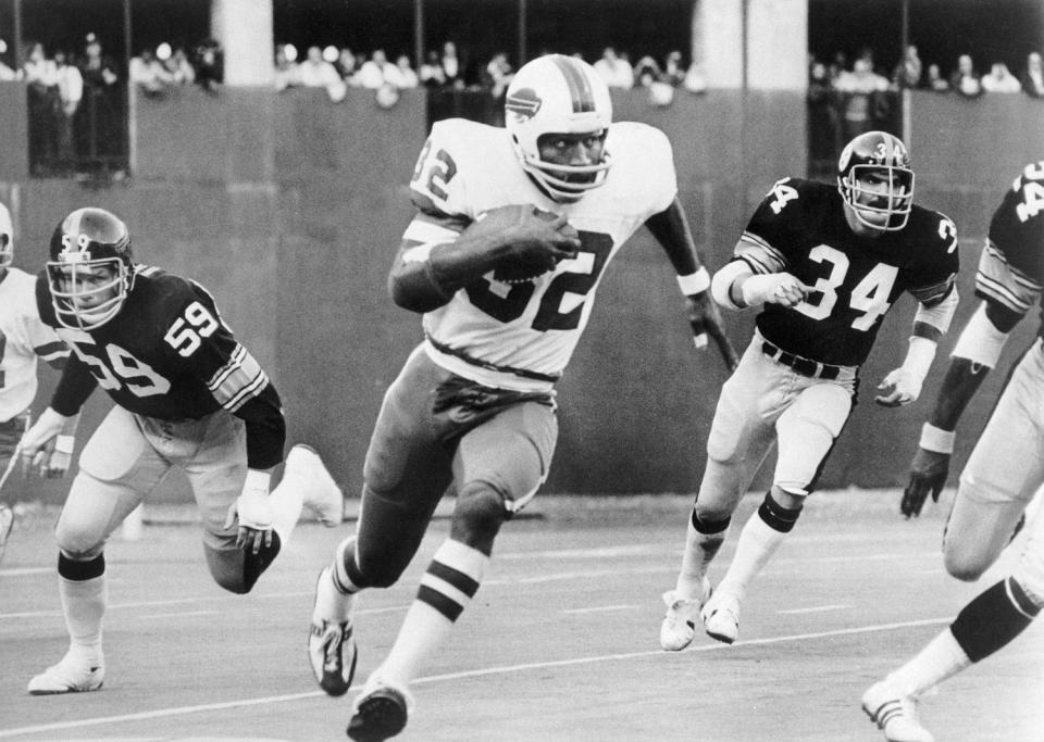 O.J. Simpson of the Buffalo Bills breaks away from Steeler tacklers in 1975. (Bettmann Archive)