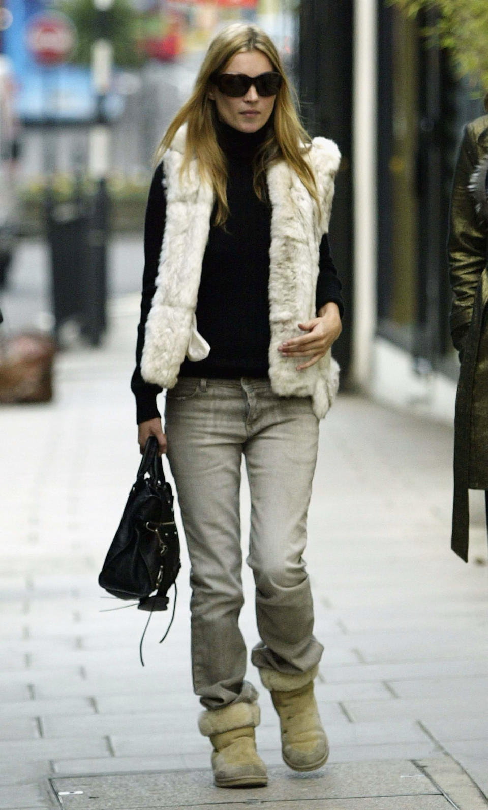 LONDON - DECEMBER 16:  Model Kate Moss takes a walk on December 16, 2003 in West London. (Photo by Gareth Cattermole/Getty Images)