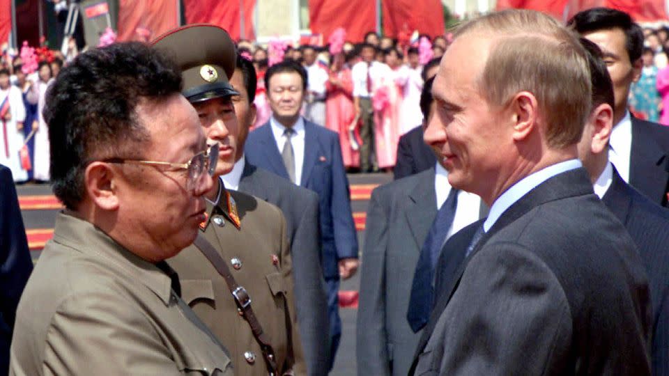 Russian President Vladimir Putin, right shakes hands with North Korean leader Kim Jong Il, on his arrival in Pyongyang, Wednesday, July 19, 2000. - ITAR-TASS/AP