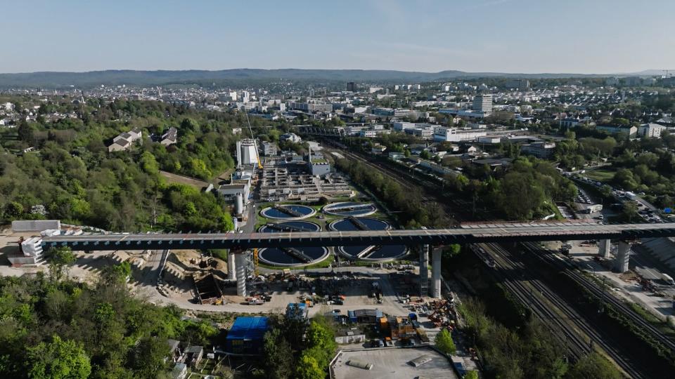 Alles so schön ordentlich hier! Ein Luftbild der Salzbachtalbrücke, Hessen, zeigt, dass unser Land von oben betrachtet ziemlich gut organisiert scheint. Doch stimmt das wirklich? (Bild: ZDF/Screenshot Drohne)