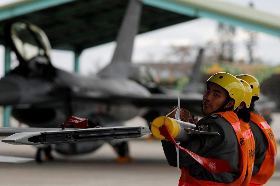 美國國防安全合作署表示，響尾蛇飛彈有助台灣透過精準射擊空中目標，對抗嚇阻侵略。圖為台東智航空軍基地軍事演習中，空軍機組人員將響尾蛇空對空導彈裝載到戰鬥機上。（路透)