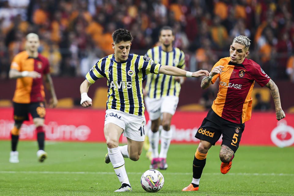 Arda Güler (izquierda) debutó con el Fenerbahçe a los 16 años de edad, y a los 18 ya había fichado por el Real Madrid. (Foto: Arife Karakum/Anadolu Agency via Getty Images)