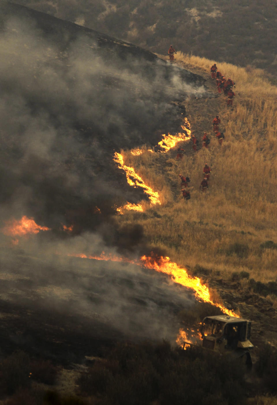 <p>Members of hand crew work on the fire line. (AP Photo/Ringo H.W. Chiu)</p>