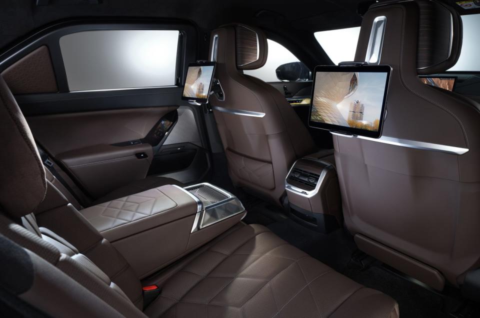車內裝飾選項豐富，包括高光橡木、棕色鐵木、碳纖維和金屬灰橡木等多種選擇，所有選項均搭配‘Merino’黑色真皮內飾，為乘客提供奢華舒適的乘坐體驗。
