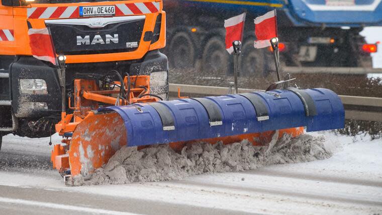 Räumfahrzeuge sind momentan im Dauereinsatz, um das Schneechaos in den Griff zu bekommen. Foto: dpa