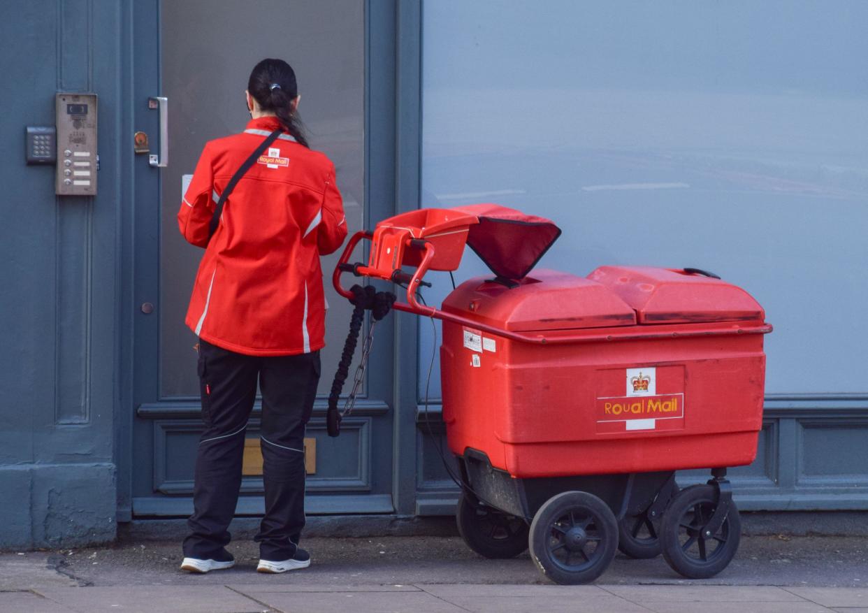London, England, UK. 24th Jan, 2024. A postal worker delivers mail in Central London as UK regulator Ofcom proposes that Royal Mail cuts deliveries to three days a week. (Credit Image: © Vuk Valcic/ZUMA Press Wire) EDITORIAL USAGE ONLY! Not for Commercial USAGE!