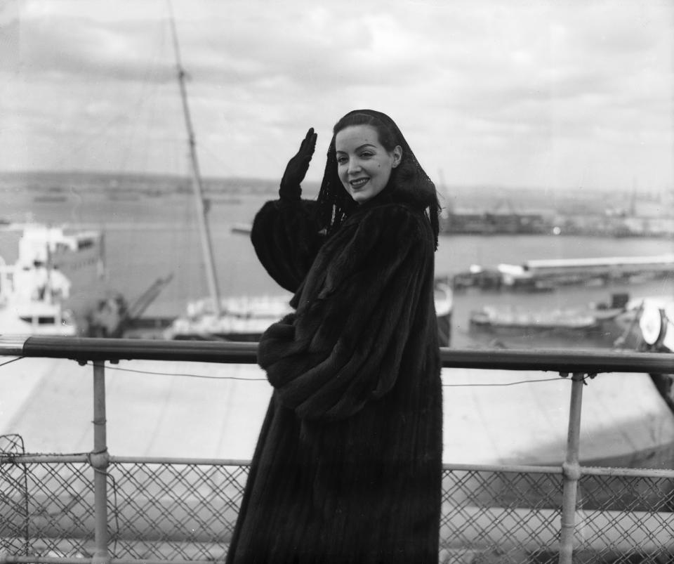 María Félix saliendo de Nueva York en 1949.  (Photo by Keystone/Getty Images)