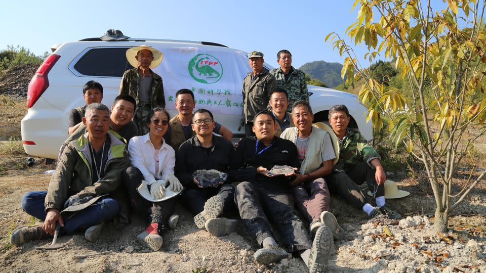 L'équipe de chercheurs de l'Institut de paléontologie et de paléoanthropologie des vertébrés et de l'Institut de recherche géologique du Fujian sur le site où Fujianvenator prodigiosus a été découvert.  -Min Wang