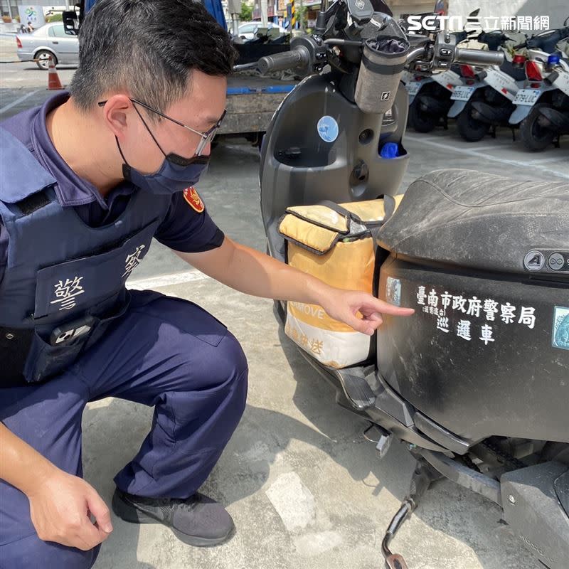 台南高姓外送員在機車貼上「臺南市政府警察局巡邏車」等字樣遭送辦。（圖／翻攝畫面）