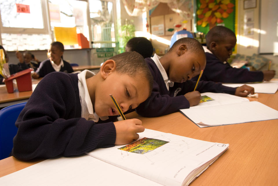 Élève de l'école primaire au travail en classe, Londres, Royaume-Uni