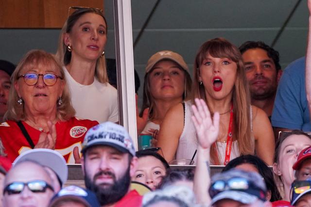 Taylor Swift turns out to see Travis Kelce, Kansas City Chiefs play Chicago  Bears 