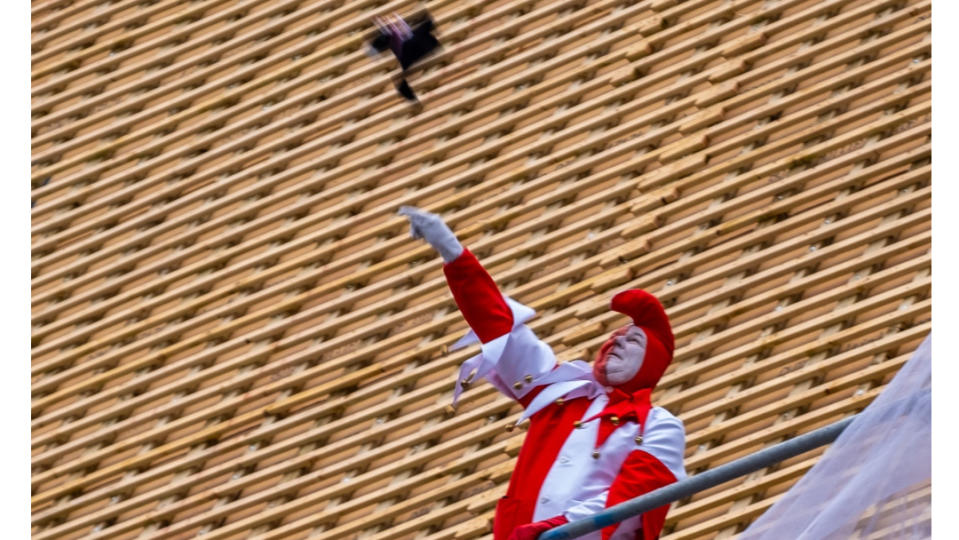 比利時伊珀爾5月舉行的「拋貓節」慶典；圖為扮成小丑的人依照習俗，把貓（玩具）從塔上丟下。© Wesley Butstraen