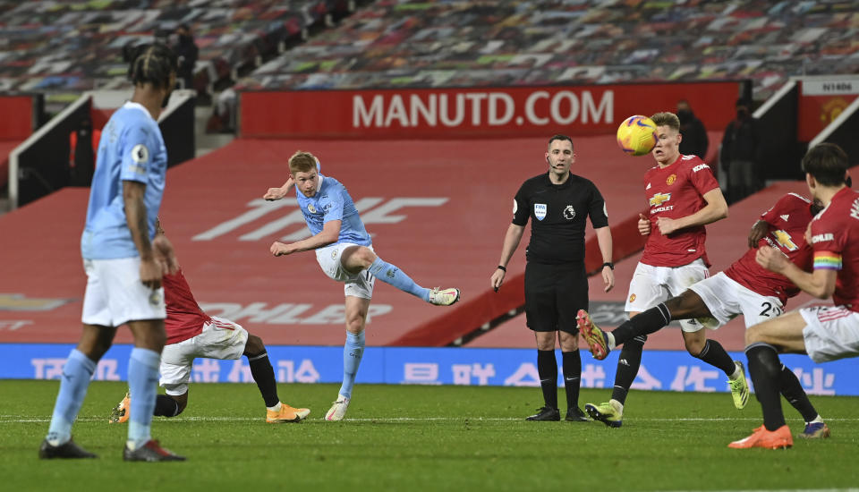 Kevin De Bruyne, del Manchester City, dispara en el derbi ante el Manchester United, el sábado 12 de diciembre de 2020 (AP Foto/Paul Ellis/ Pool via AP)