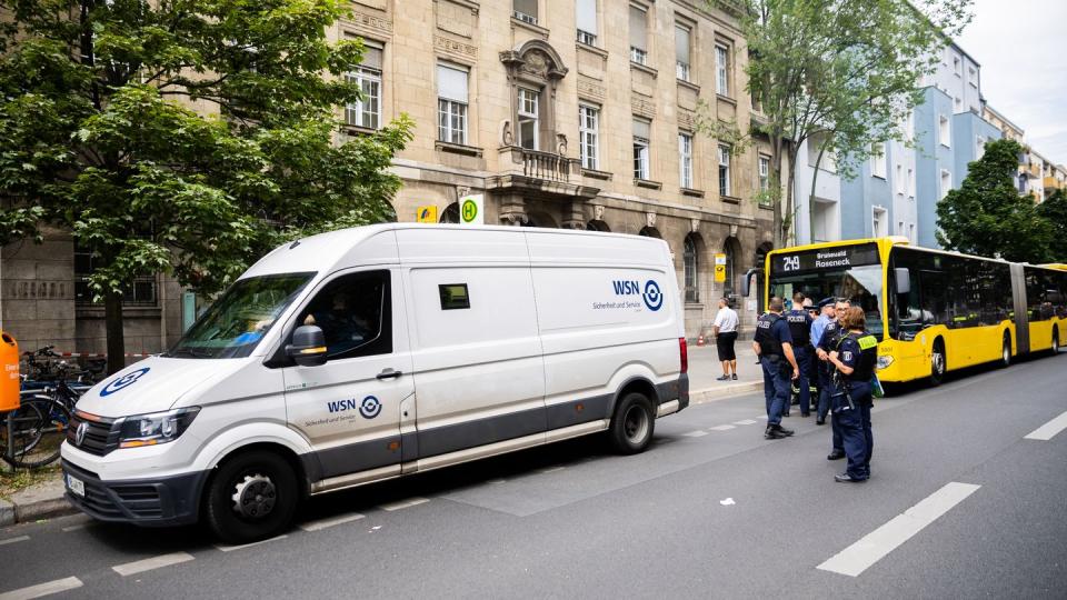 Vor einem Bankgebäude in Berlin wird ein Geldtransporter überfallen.