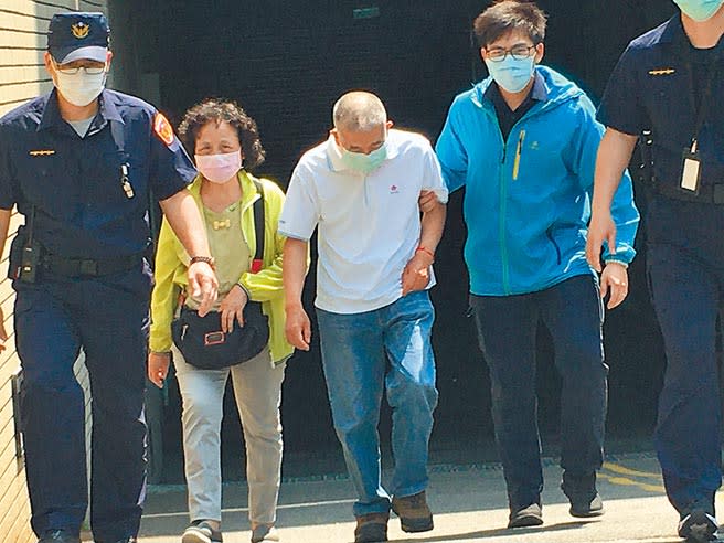 4月30日，殉職鐵路警察李承翰父親（左三）聽到凶嫌無罪，無法接受，被扶著離開法院，但6月4日卻傳出病逝消息。（資料照片）