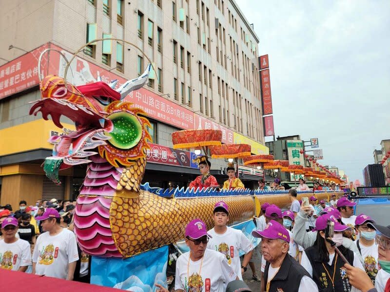 北港朝天宮迎媽祖遶境  縣府修復百尺龍鳳閣參與 國家重要民俗雲林「北港朝天宮迎媽祖」遶境活動27 日熱鬧登場，縣府修復打造金色龍鳳閣參與藝閣遶 境，長100尺的龍鳳閣上可承載16名孩童，華麗而壯 觀。 （雲林縣政府提供） 中央社記者黃國芳傳真  113年4月27日 