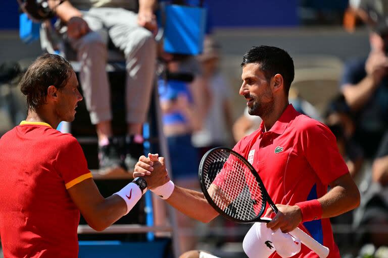 El saludo respetuoso entre Rafael Nadal y Novak Djokovic, tras el capítulo 60: en la segunda ronda de París 2024 ganó el serbio con comodidad