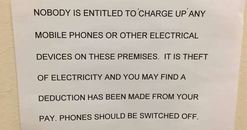 美國網友展示公司的奇葩規定，上班不得幫手機充電。（圖／翻攝自Reddit）