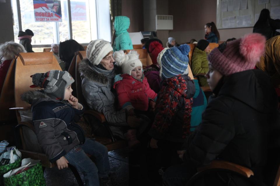 Civilians are evacuated from the Donetsk region under the control of pro-Russian separatists