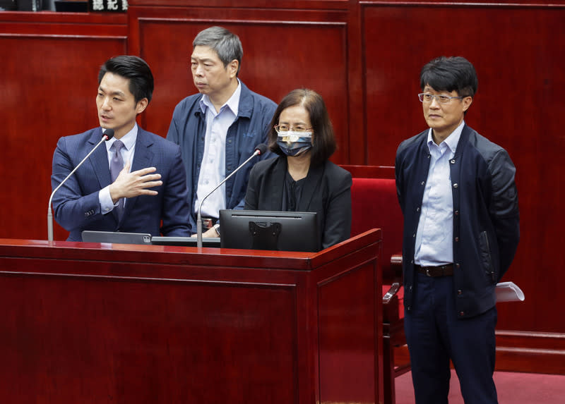 台北市議會9日下午進行市政總質詢，有議員接獲陳情指公園處爆出駐衛警涉性騷擾案，台北市長蔣萬安（左1）現場要求勞動局長高寶華（左2）、工務局長黃一平（右）、公園處長黃淑如（右2）盡快查明真相並依法處理。（中央社）