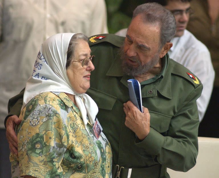 El presidente cubano Fidel Castro saluda a Hebe de Bonafini dirigente de las Madres de la Plaza de Mayo durante el encuentro "Contra el terrorismo, por la verdad y la justicia", que tuvo lugar en el Palacio de Convenciones de La Habana, el 2 de junio