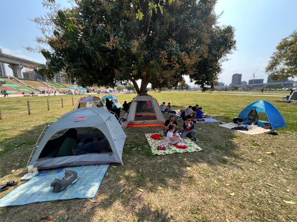 新北大都會公園假日來享受綠地舒適的野餐民眾。   圖：新北市高灘處提供