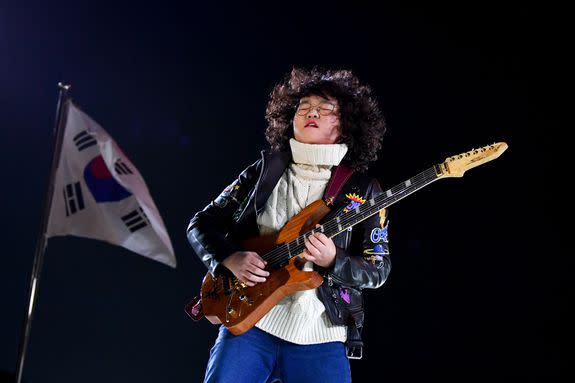 Korean musician Yang Tae-hwan, a star, performs during the closing ceremony.