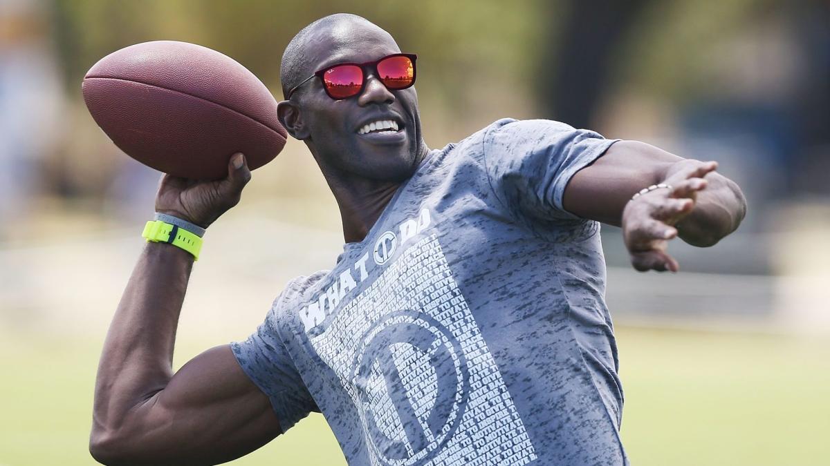 Looking Back at Terrell Owens' Gigantic Debut