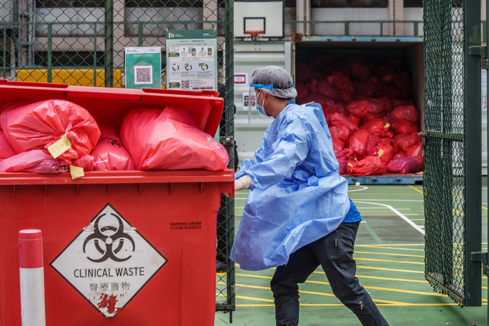 伊利沙伯醫院醫療廢物早在上月已爆滿，需要臨時擺放在球場。Photographer: Lam Yik/Bloomberg