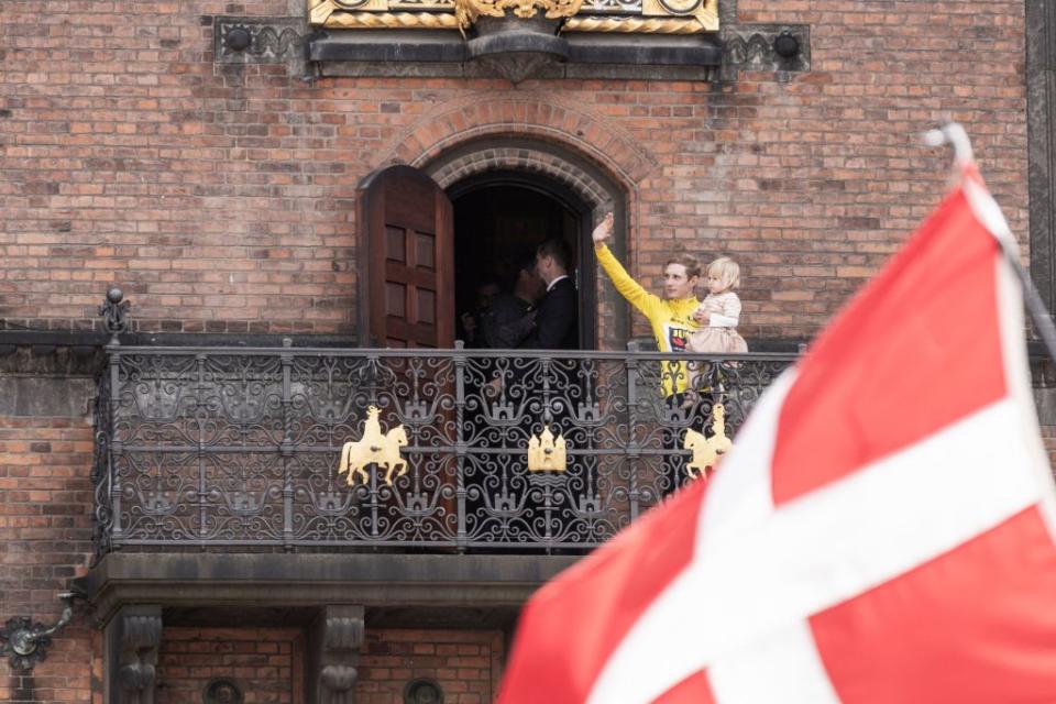 Jonas Vingegaard on the Copenhagen balcony with his daughter