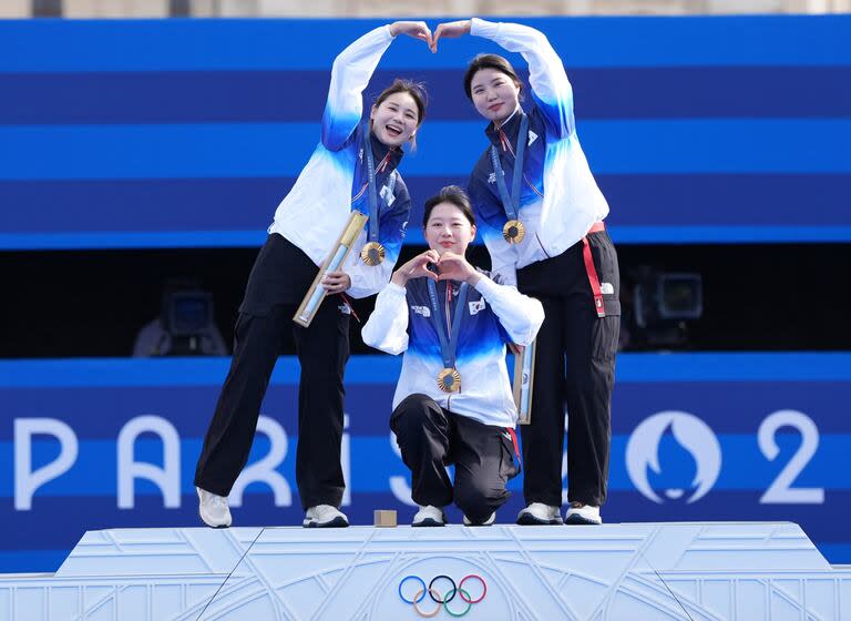 Las medallistas de oro Jeon Hunyoung, Lim Sihyeon y Nam Suhyeon del equipo de República de Corea posan durante la ceremonia de premiación en los Juegos Olímpicos de París 2024. (Xinhua/He Canling) (rtg) (vf)
