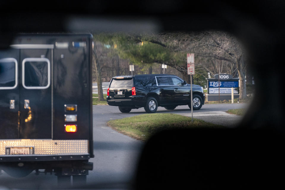 Una caravana de vehículos llega con el presidente electo Joe Biden a la clínica Delaware Orthopaedic Specialists, en Newwark, Delaware, el domingo 29 de noviembre de 2020, después de que el exvicepresidente se lesionara un pie cuando jugaba con uno de sus perros. (AP Foto/Carolyn Kaster)